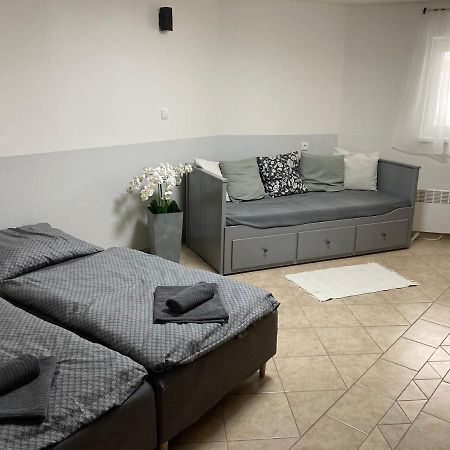 Appartement Deduv Sklep à Hlohovec Extérieur photo